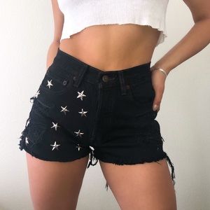 ~ BLK DISTRESSED LEVI’S CUTOFFS ~